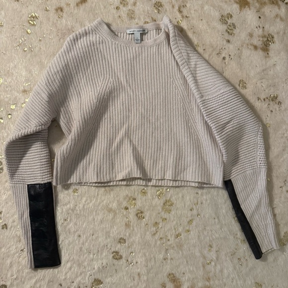 Autumn Cashmere beige cropped crew neck sweater black sheepskin patches
medium - Picture 10 of 10